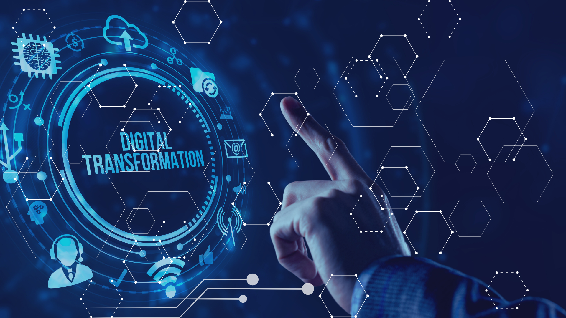 Vinger die beweegt naar knop 'digital transformation' om te starten met Smart Industry