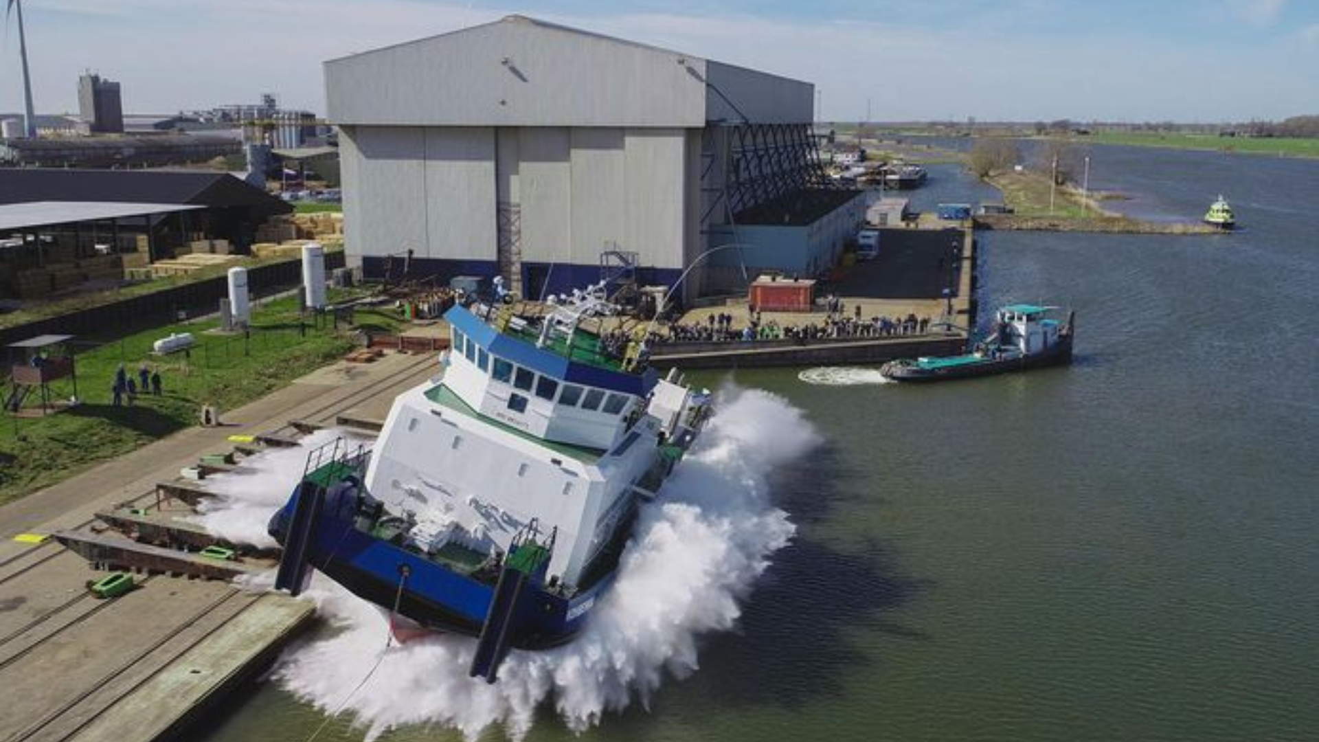 Ter waterlating van schip bij TB Shipyards Kampen.