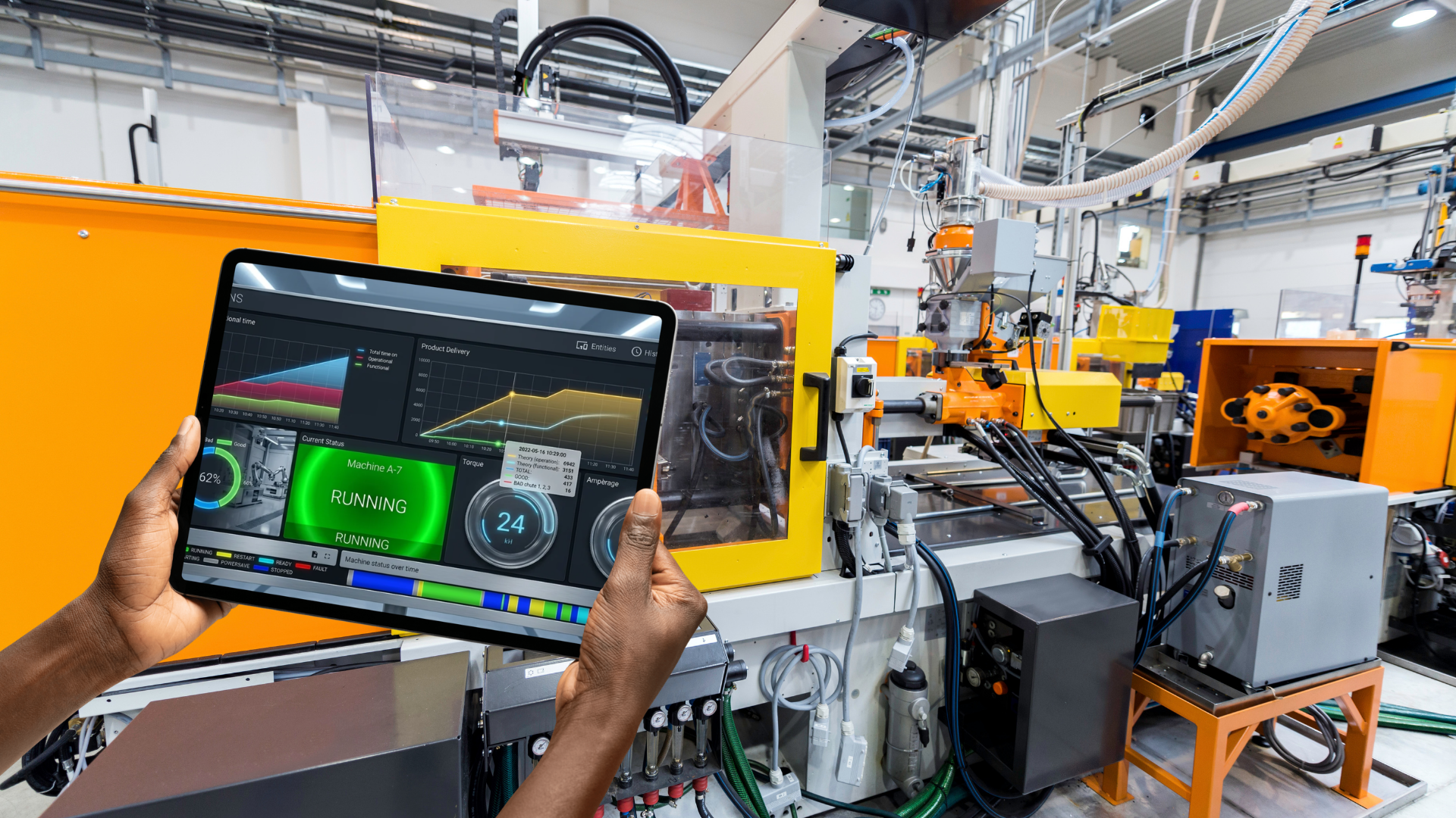 Productiemanager houdt een tablet met dashboard vast in zijn productieomgeving